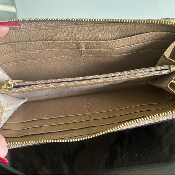 Michael Kors Wallet. Gently used - Picture 3 of 6